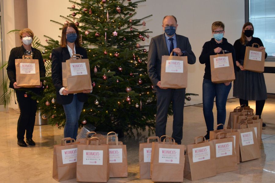 Die liebgewonnene Tradition kommt Kindern zu Gute, deren Familien vom Kreisjugendamt beraten und betreut werden – v.l. Ingeborg Heukamp und Ingrid Müller vom Jugendamt des Kreises Paderborn, Landrat Christoph Rüther sowie Manuela Erdmann und Lisa Pusch vom Rotaract Club Paderborn. 